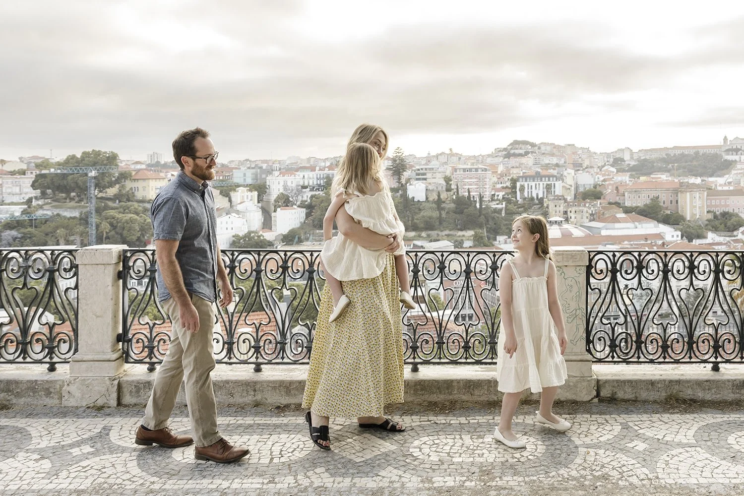 lisbon-family-photographer-largo-carmo-bairro-alto-ana-lucia-da-cruz-terra-fotografia-flytographer-10.jpg