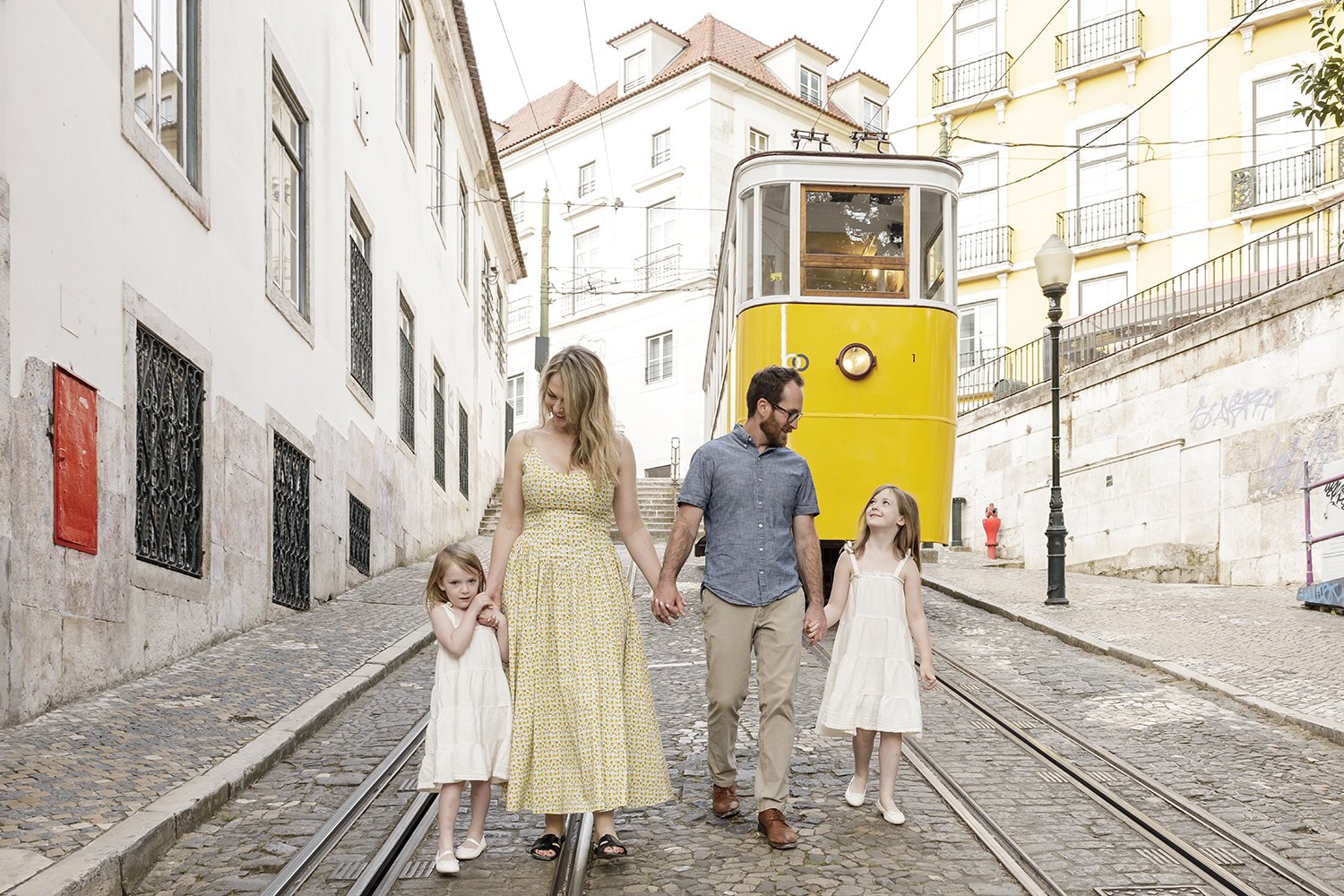 lisbon-family-photographer-largo-carmo-bairro-alto-ana-lucia-da-cruz-terra-fotografia-flytographer-19.jpg