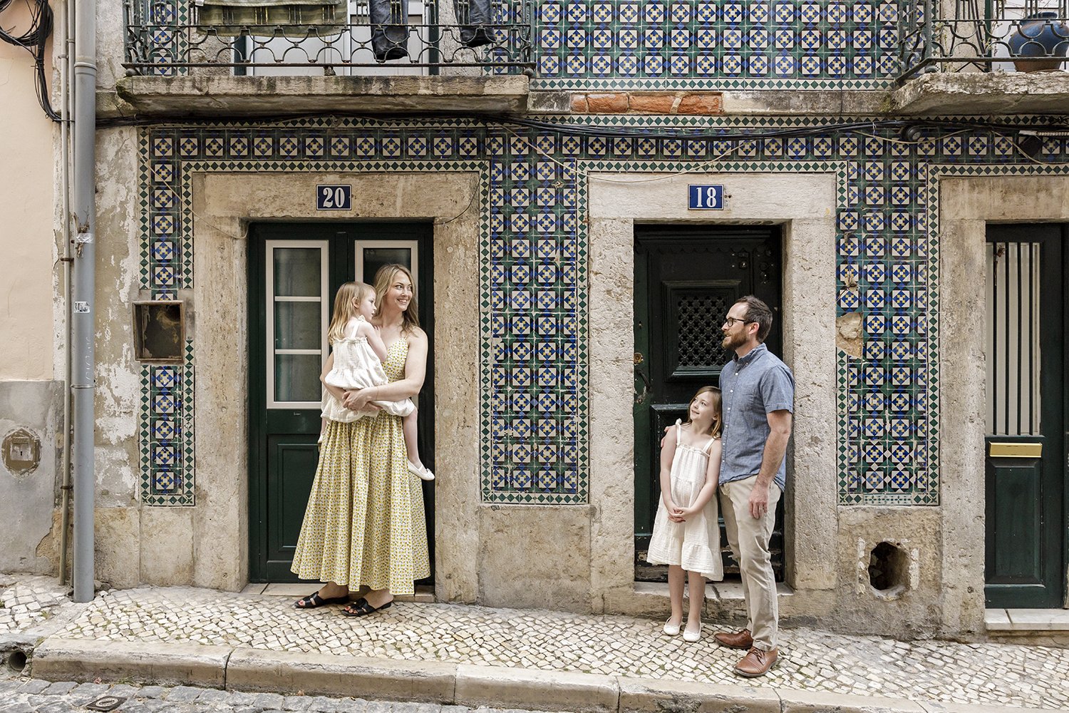 lisbon-family-photographer-largo-carmo-bairro-alto-ana-lucia-da-cruz-terra-fotografia-flytographer-21.jpg