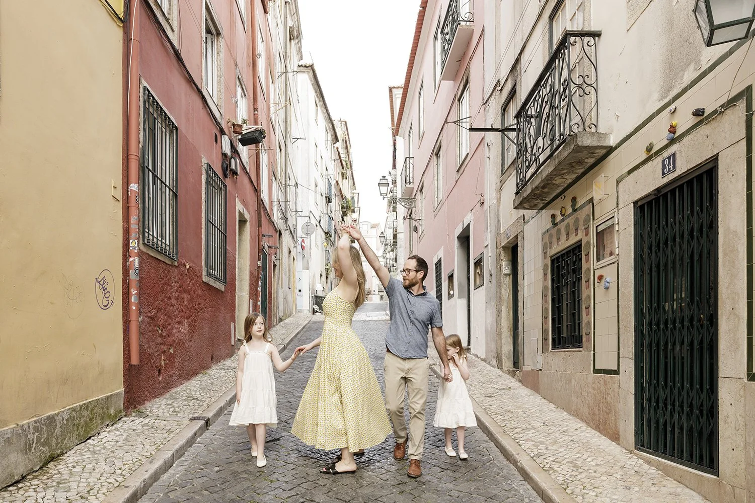 lisbon-family-photographer-largo-carmo-bairro-alto-ana-lucia-da-cruz-terra-fotografia-flytographer-47.jpg