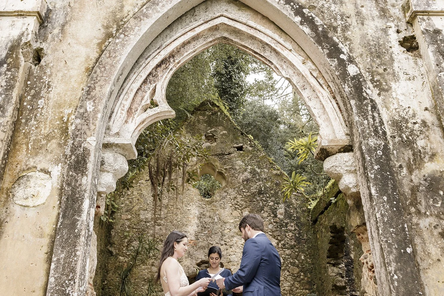 chapel-ruins-monserrate-palace-sintra-elopement-photographer-ana-lucia-da-cruz-sintra-39.jpg