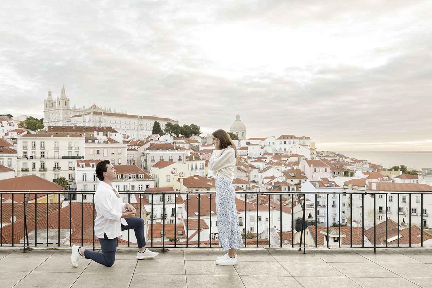 lisbon-proposal-photographer-ana-lucia-terra-fotografia-portas-do-sol-viewpoint-sunrise-proposal-2.jpg