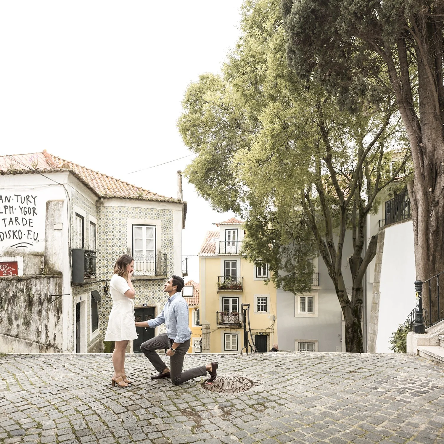 LISBON SURPRISE PROPOSAL PHOTO SHOOT IN ALFAMA