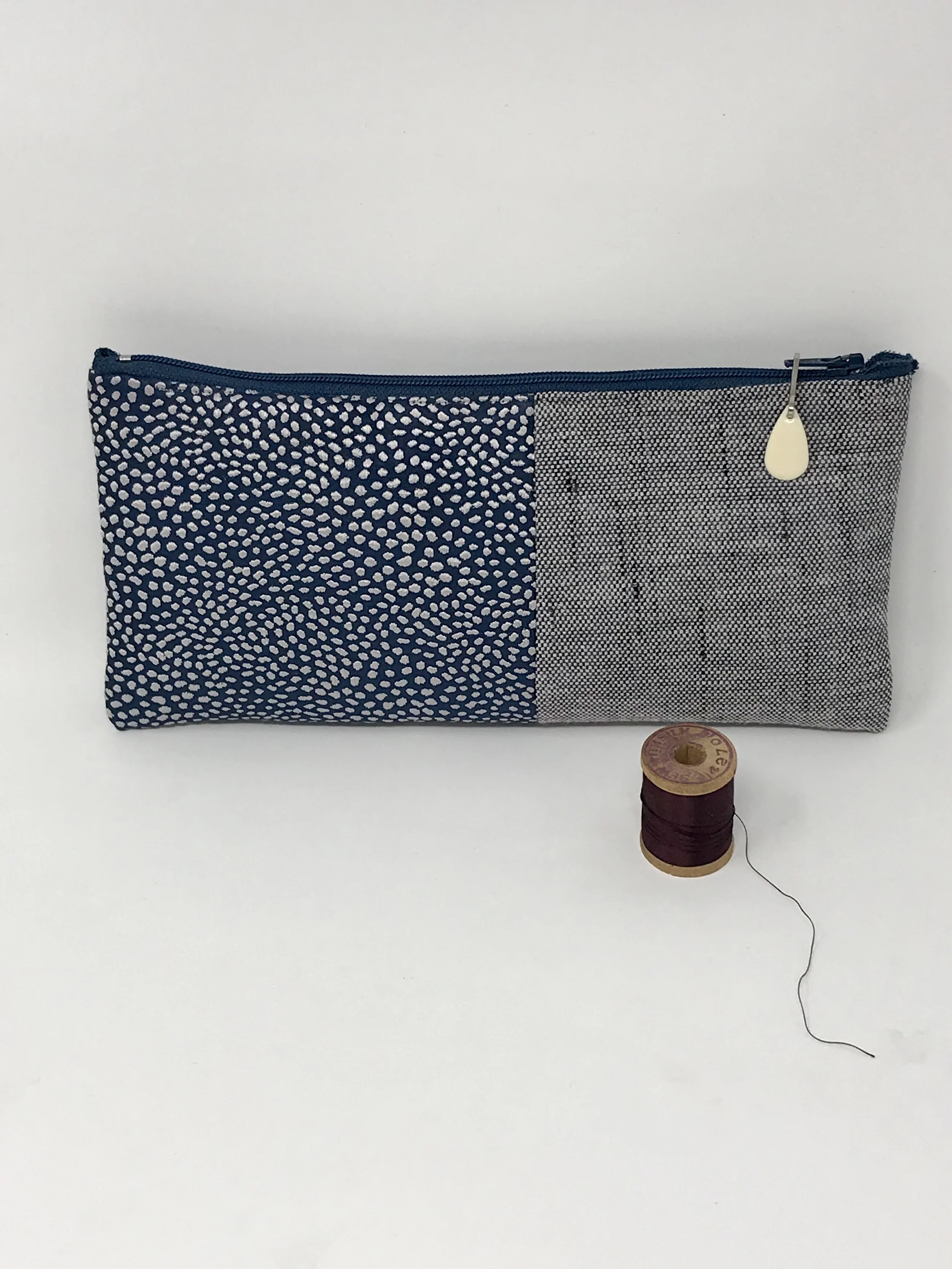 clutch pebble navy.jpg