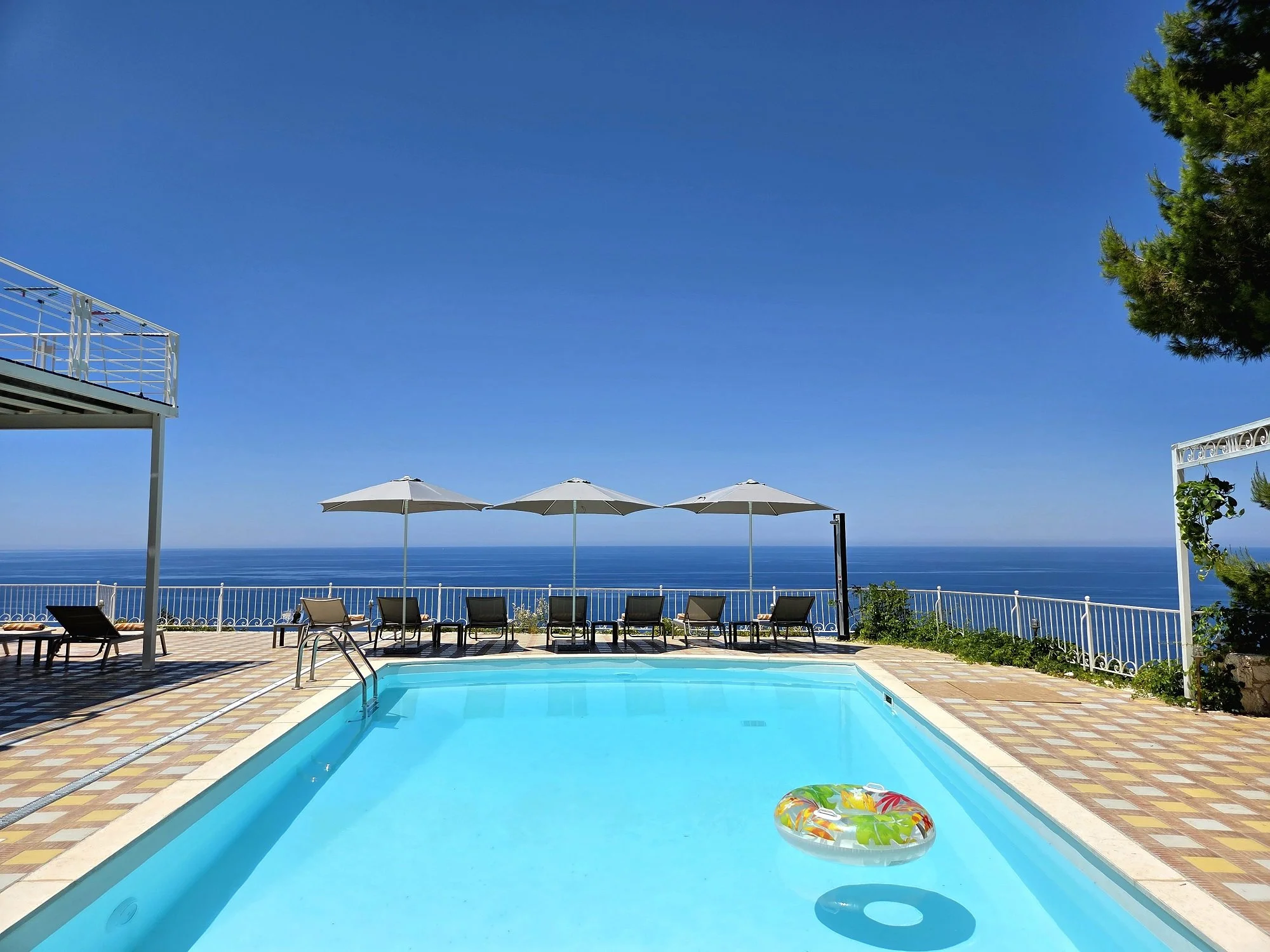11Margaux_pool3_.jpg