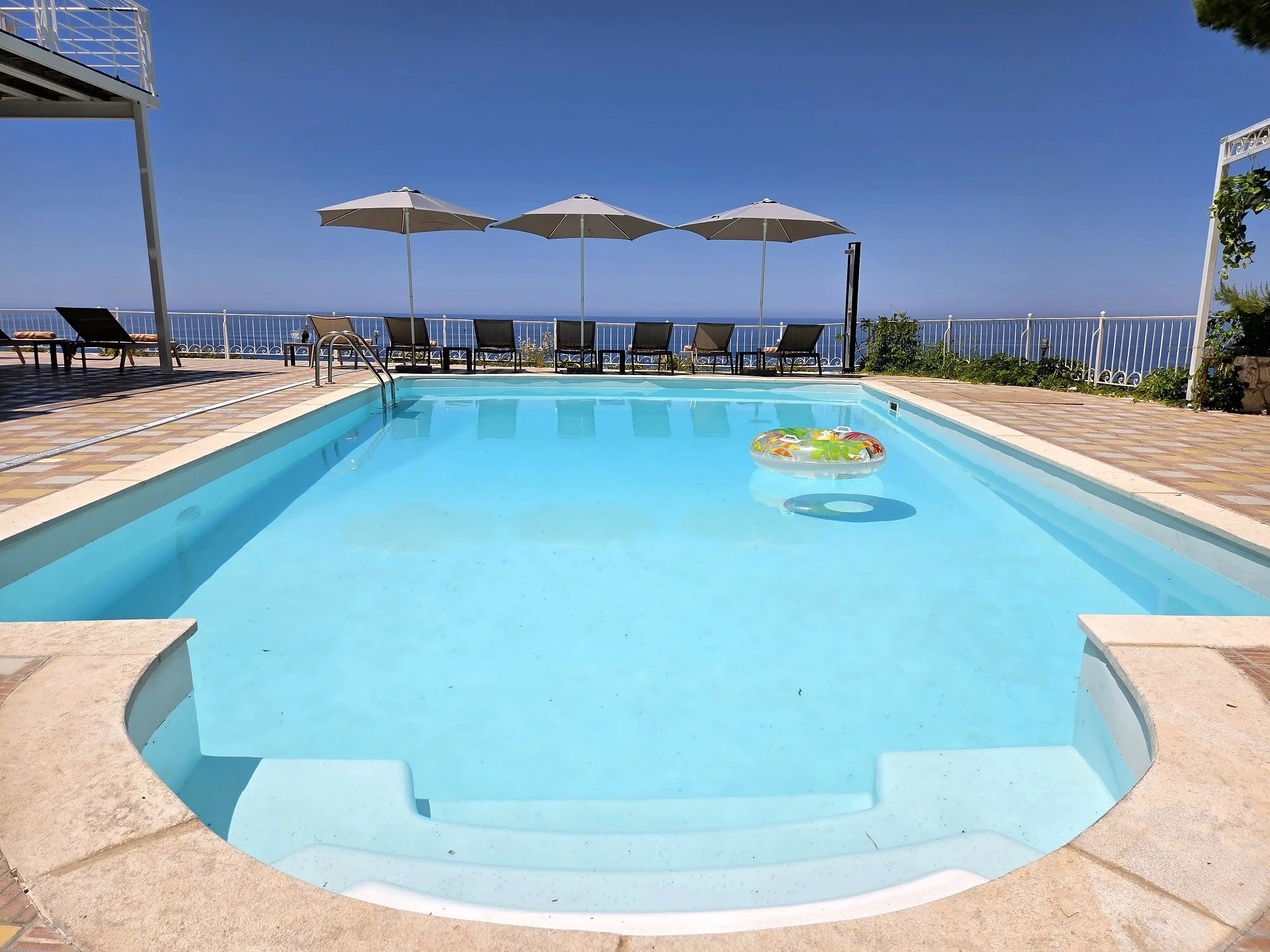3Margaux_Pool2_.jpg