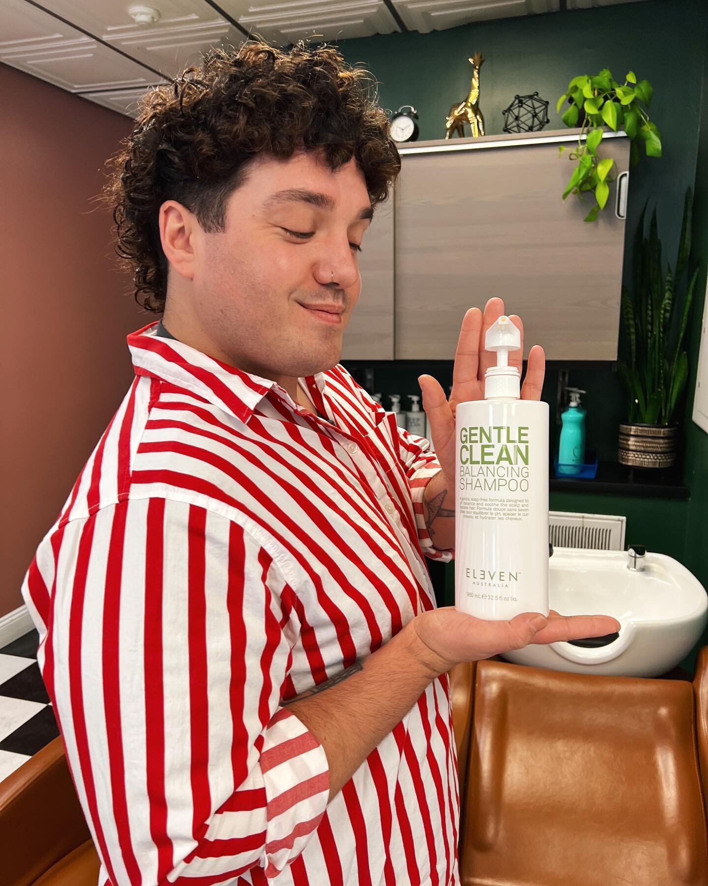 ✨Meet Jonathan&rsquo;s new fave product: Gentle Cleanse Balancing Shampoo! This product is a game-changer for so many reasons:
1️⃣ It's a pH-balancing wonder that keeps your scalp's oil production in check.
2️⃣ Ideal for frequent washers (I say max 4