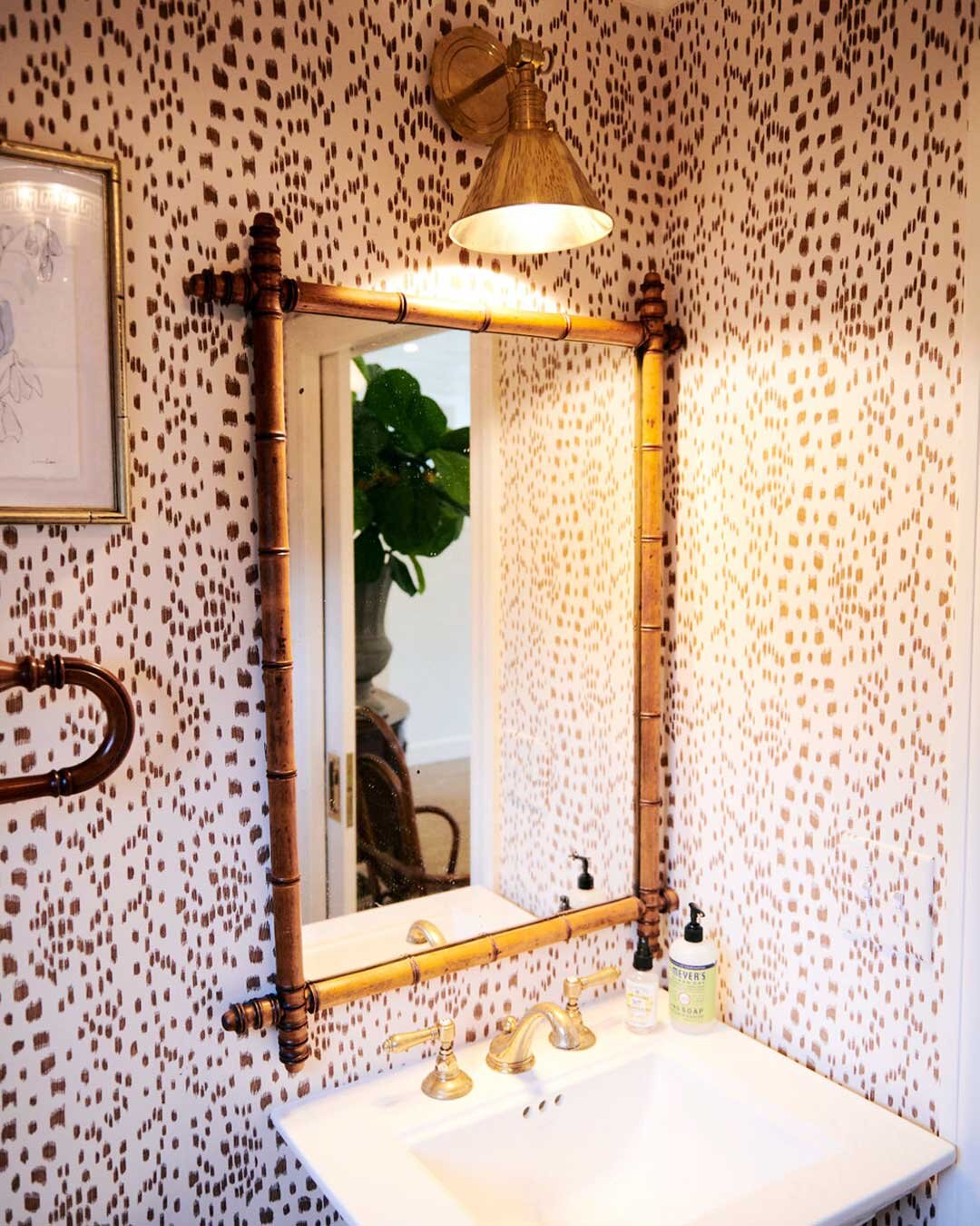 Wallpaper-in-bathroom-with-bamboo.jpg