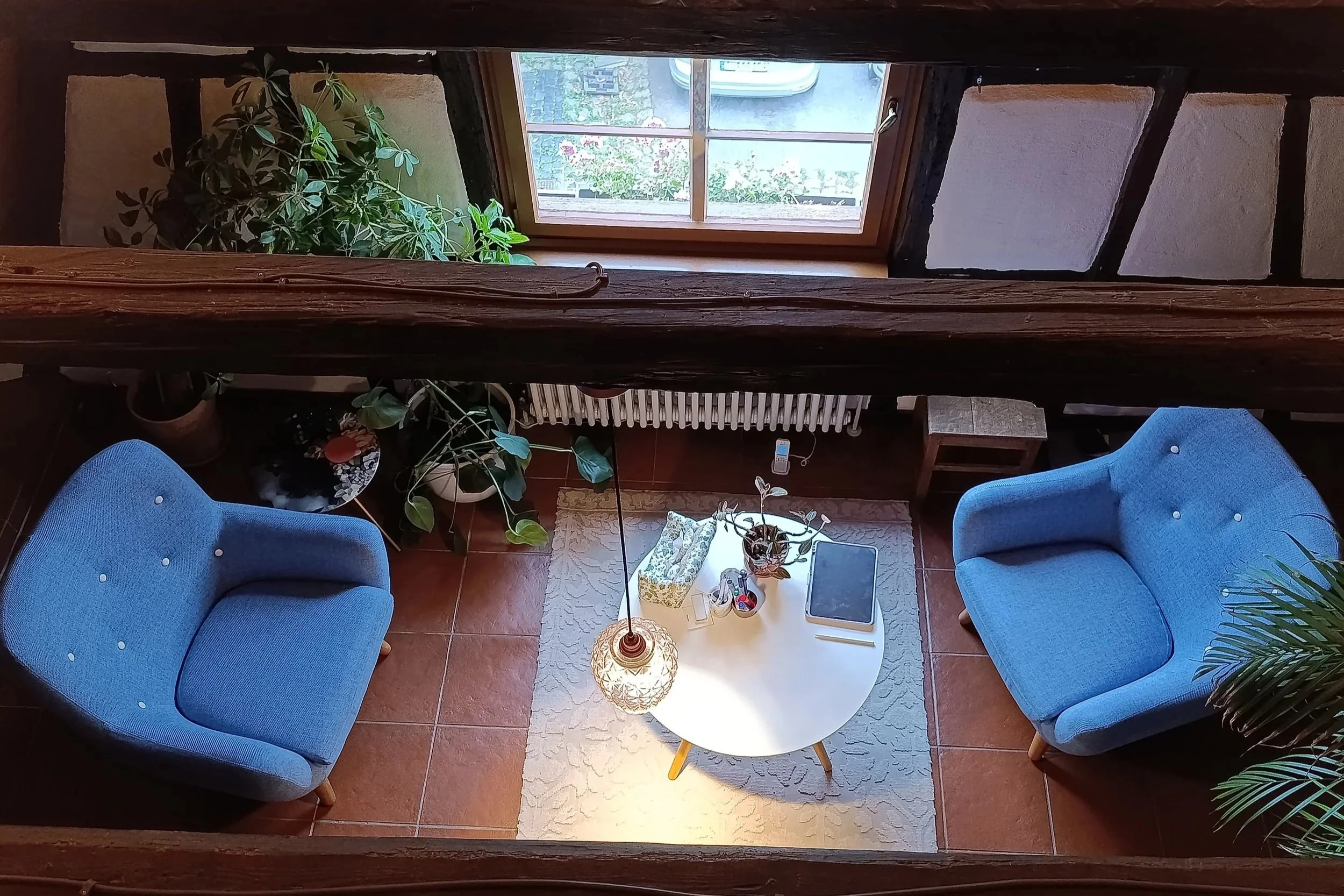 Therapieraum der Psychotherapeutischen Privatpraxis Dr. Sebastian Wolf in Tübingen mit zwei blauen Sesseln