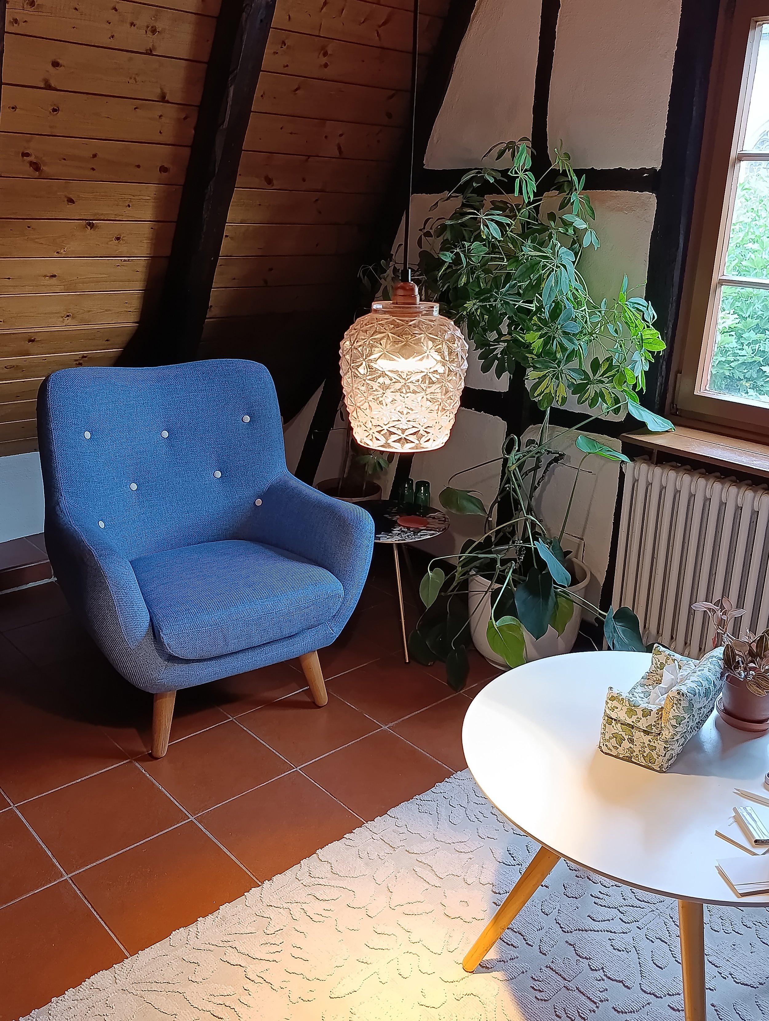Blauer Sessel im Therapieraum der Psychotherapeutischen Privatpraxis Dr. Sebastian Wolf in Tübingen