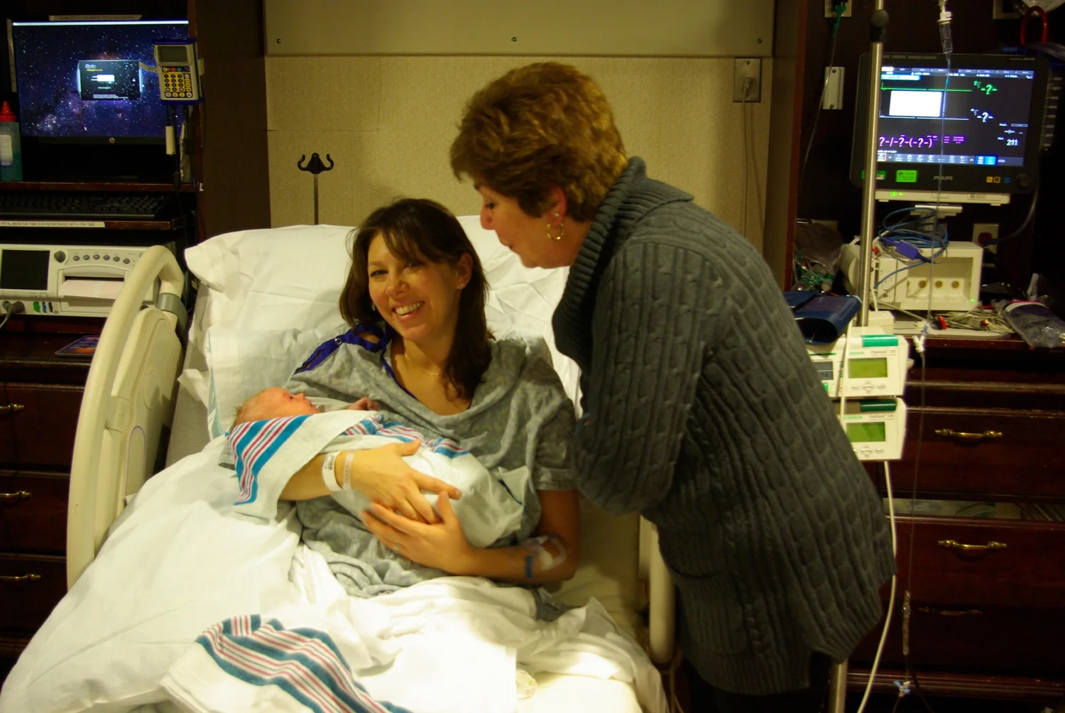 Farah after the birth of her daughter, Francesca, with her own mother looking over them. All photos courtesy of @eyeslikesapphires321.