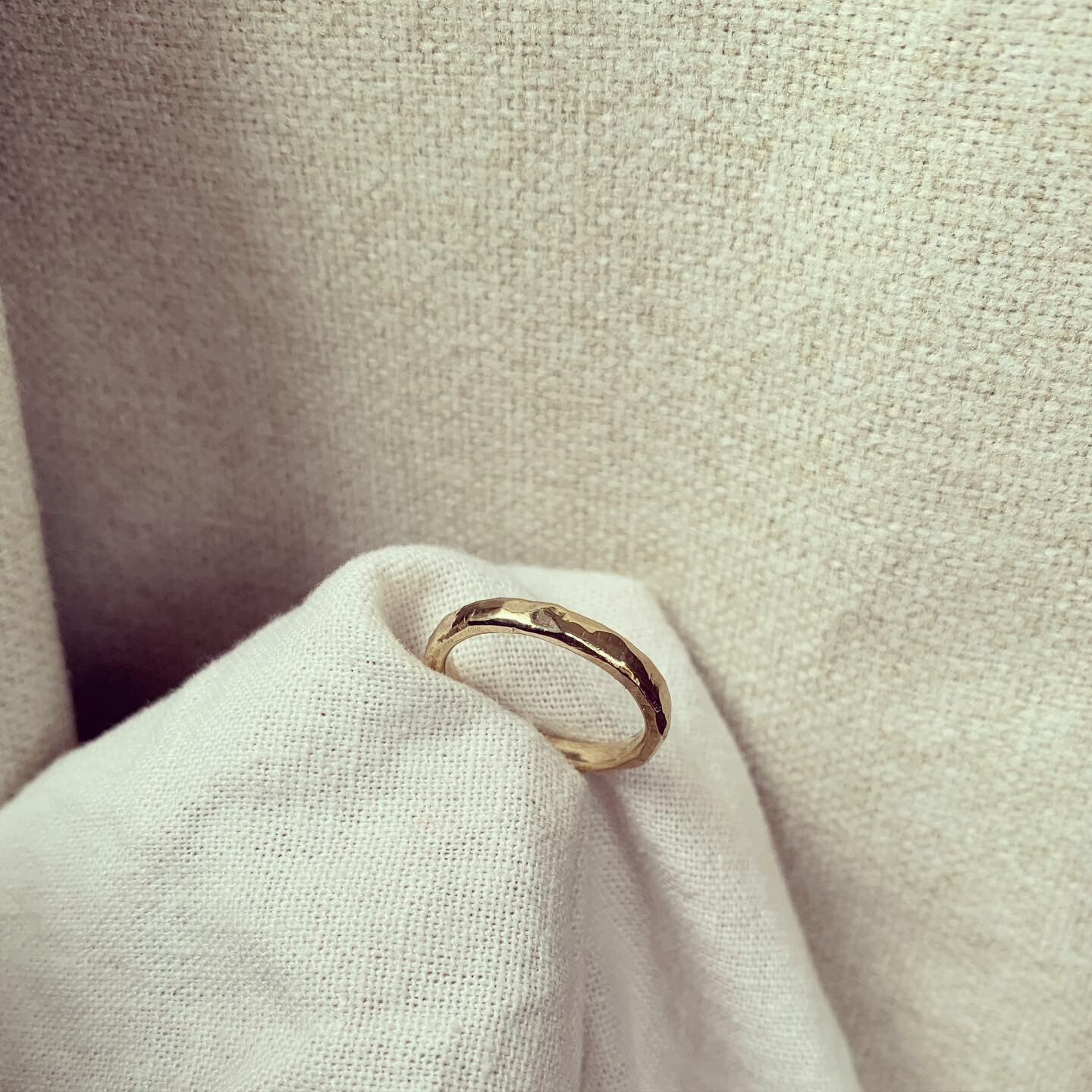 C O M M I S S I O N ◻️a handcarved wedding band remodelled from J&rsquo;s original 18ct gold wedding ring 🤍