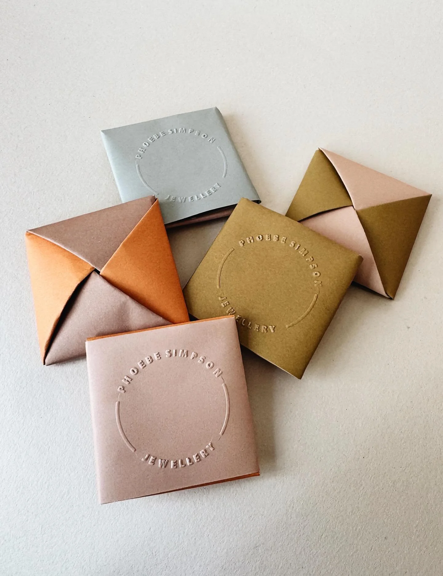 New ring packaging: embossed details, folded paper, and autumnal tones 🍂
