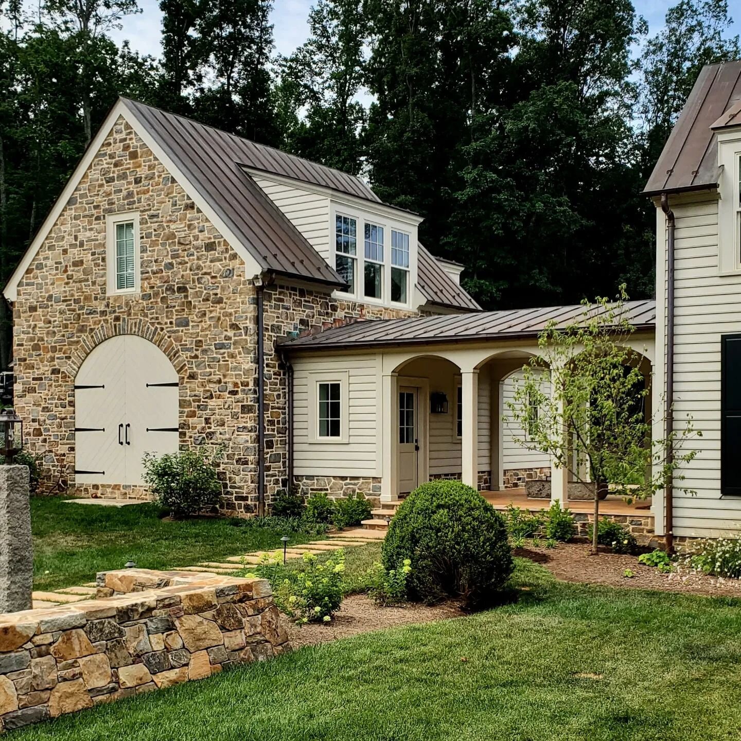 Carriage house and dog trot from a recently completed project. And, yes, that is a stone trough for watering the dogs on the dog trot porch.
#stonebuilding #carriagehouse #stonewalls #albemarlecountyarchitecture