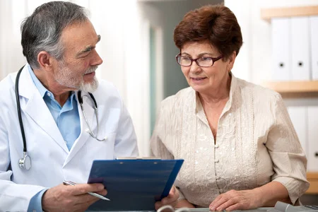 43659797_S_doctor_patient_senior.jpg