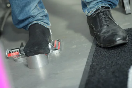 78779574_S_man_shoe_measure_size_check_shoe_store_shop_foot_sock.jpg