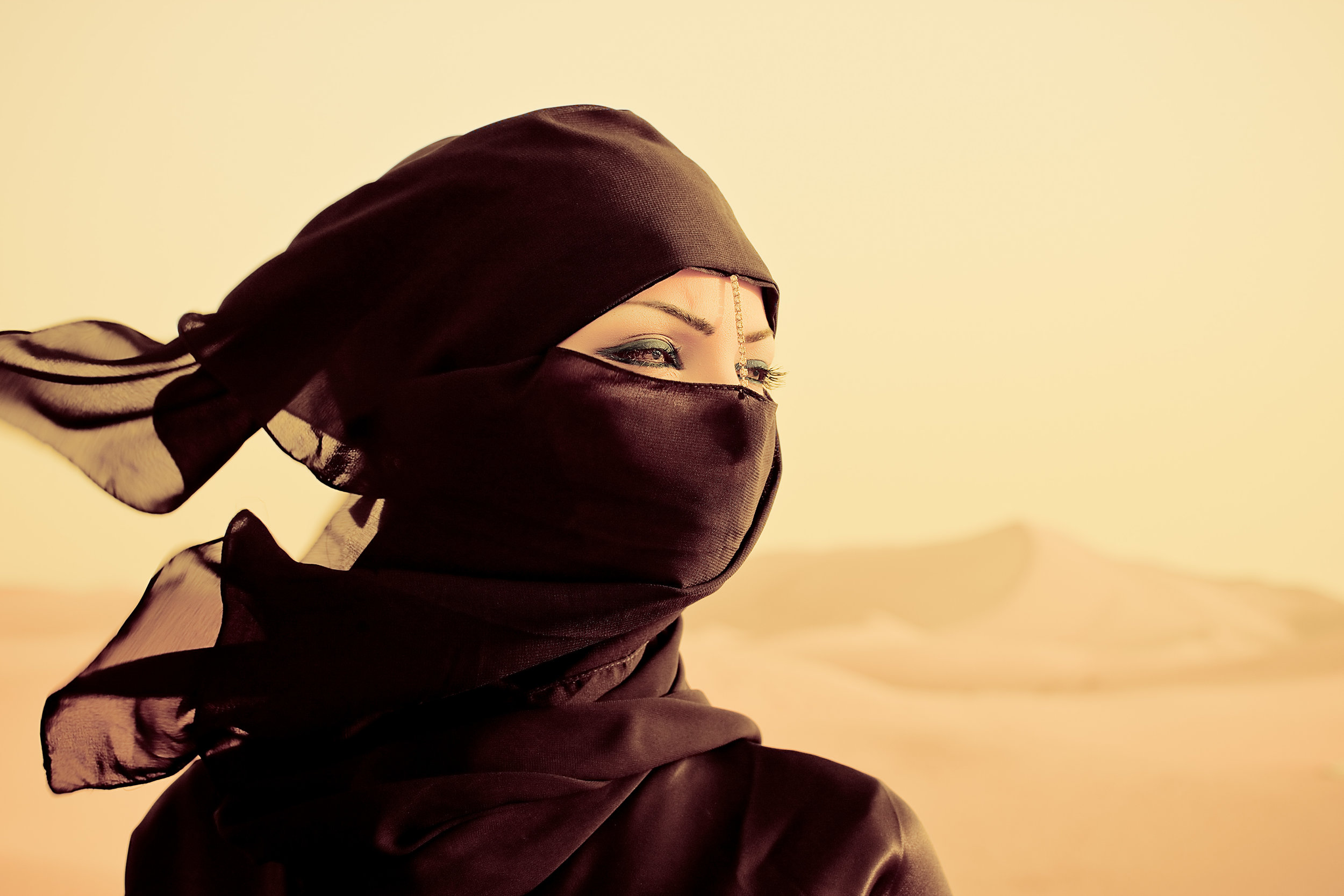Арабская крутая. Восток пустыня никаб. Никаб Дубай. Арабские девушки. Восточная женщина в пустыне.