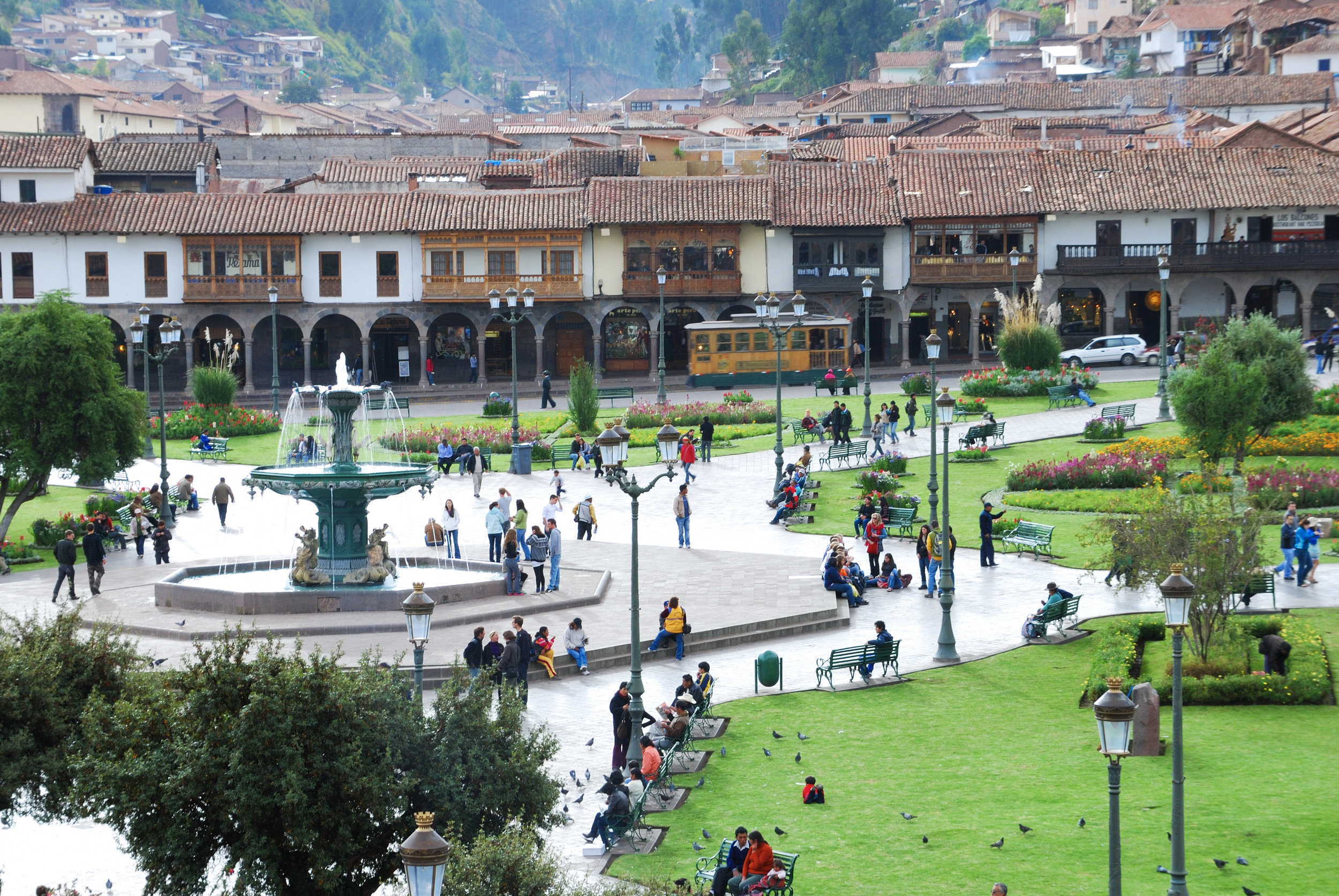 1-plaza-de-armas-cuzco-peru-view-from-above-of-the-square-with-its-fountain_t20_1J99jn.jpg