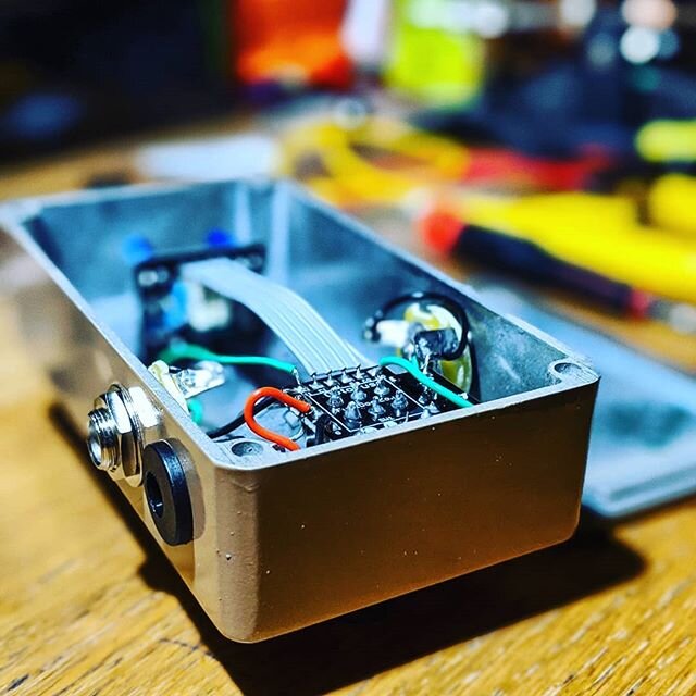 Pedal build on the go for @harryfausingsmith JTM 'amp in a box' one knobber.. Tryed a couple of different transistor options but settled now and sounding good.. CRACKLE IS OK 😉 🎚️🎛️