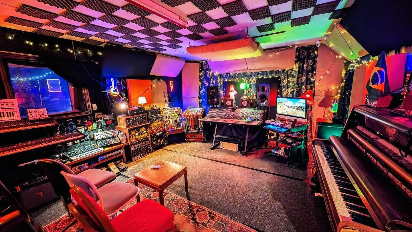 While the sun is shining, we're currently booking for the summer months and the rest of 2025, so if you're looking to work on the studio tan and get a record made here at Pinhole with @mixed_by_adampgorman give us a nudge!

🎶 - Enabler - @later_yout