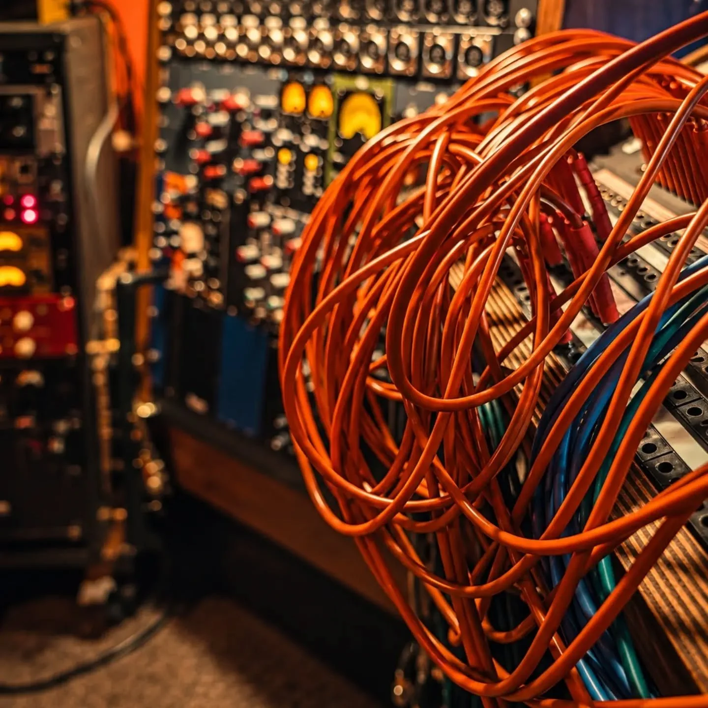 Patch cables. Never enough of them.

#PinholeSoundStudio #RecordingStudio #ManchesterRecordingStudio #ManchesterMusic #RecordingStudioManchester