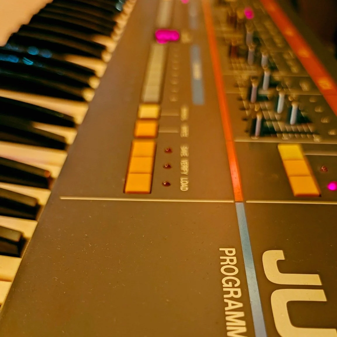 A few of the keys around Pinhole. Hammond H110, Fender Rhodes, Roland Juno-106 and our old B.Squire upright piano.

#PinholeSoundStudio #RecordingStudio #VintageKeyboards #ManchesterMusic #StudioLife