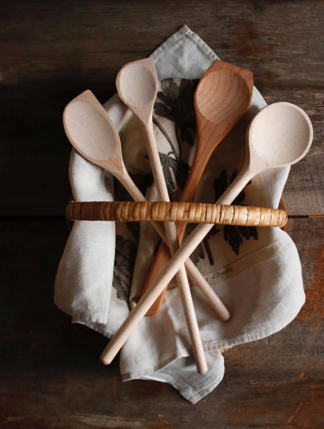 During these winter months of cold and darkness we need to focus on what brings us joy, and how to share it with others. @theturquoiseiris just did a post on this and it's a great reminder. For me styling and shooting brings me joy. Teaching my stude