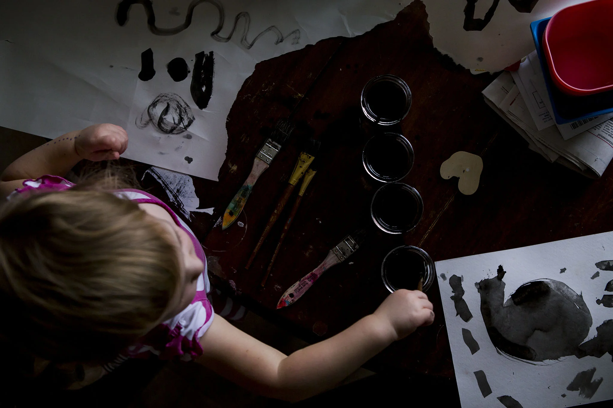 authentic, candid photograph of connecticut child doing art with ink and paintbrushes.