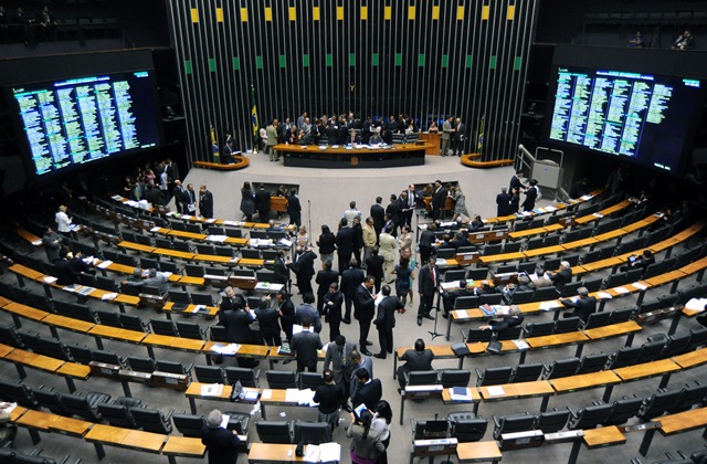 Emilaine criou um abaixo-assinado pedindo redução nos salários dos deputados federais