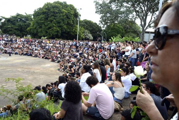 Estudantes fazem ato contra a violência no teatro de arena da UnB