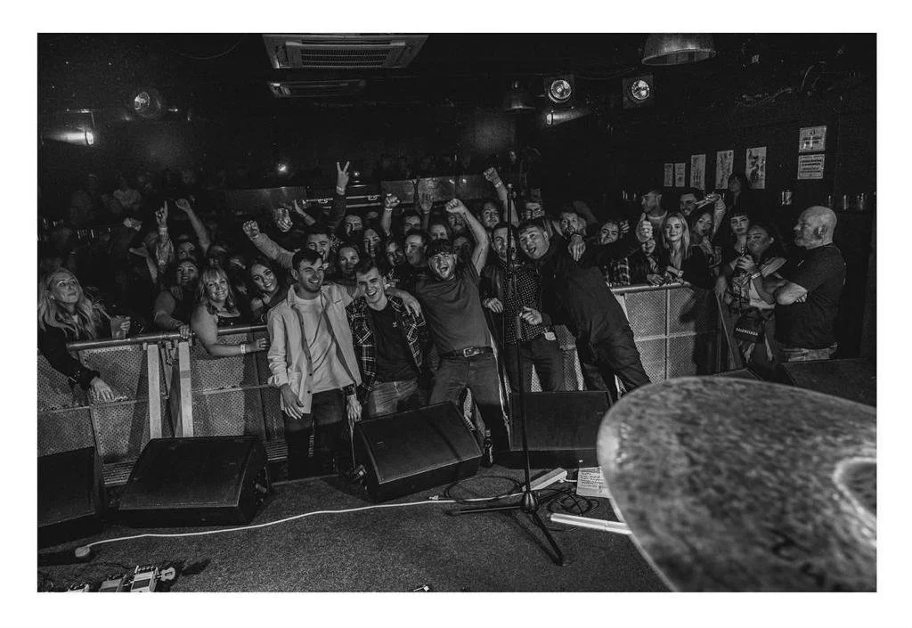 Balado – Paper Airplanes