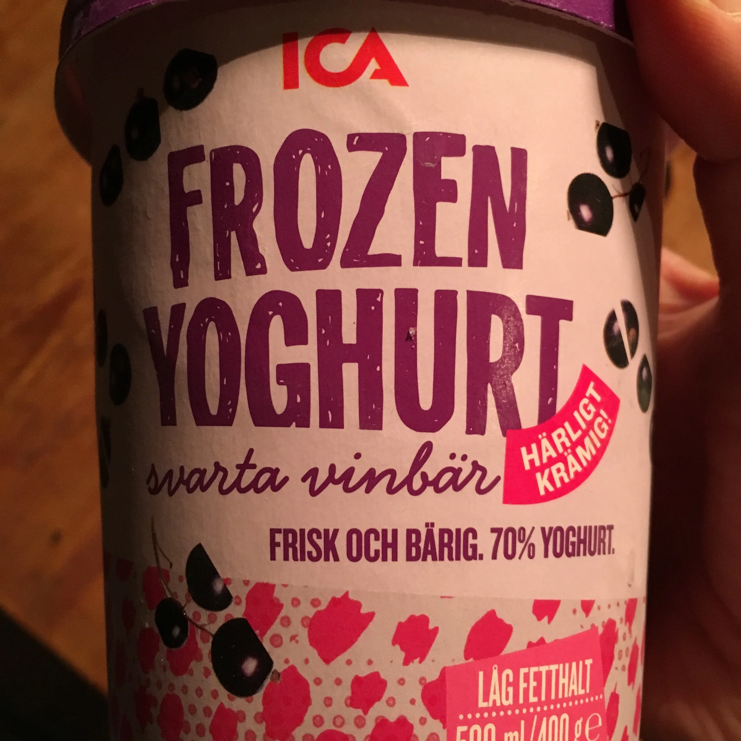 Black currant frozen yoghurt