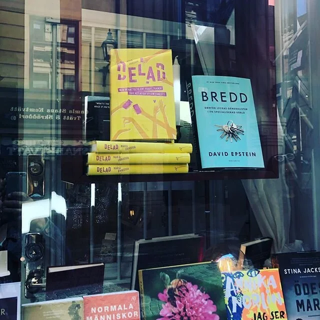 Skyltfönstret hos mysiga Gamla stans bokhandel