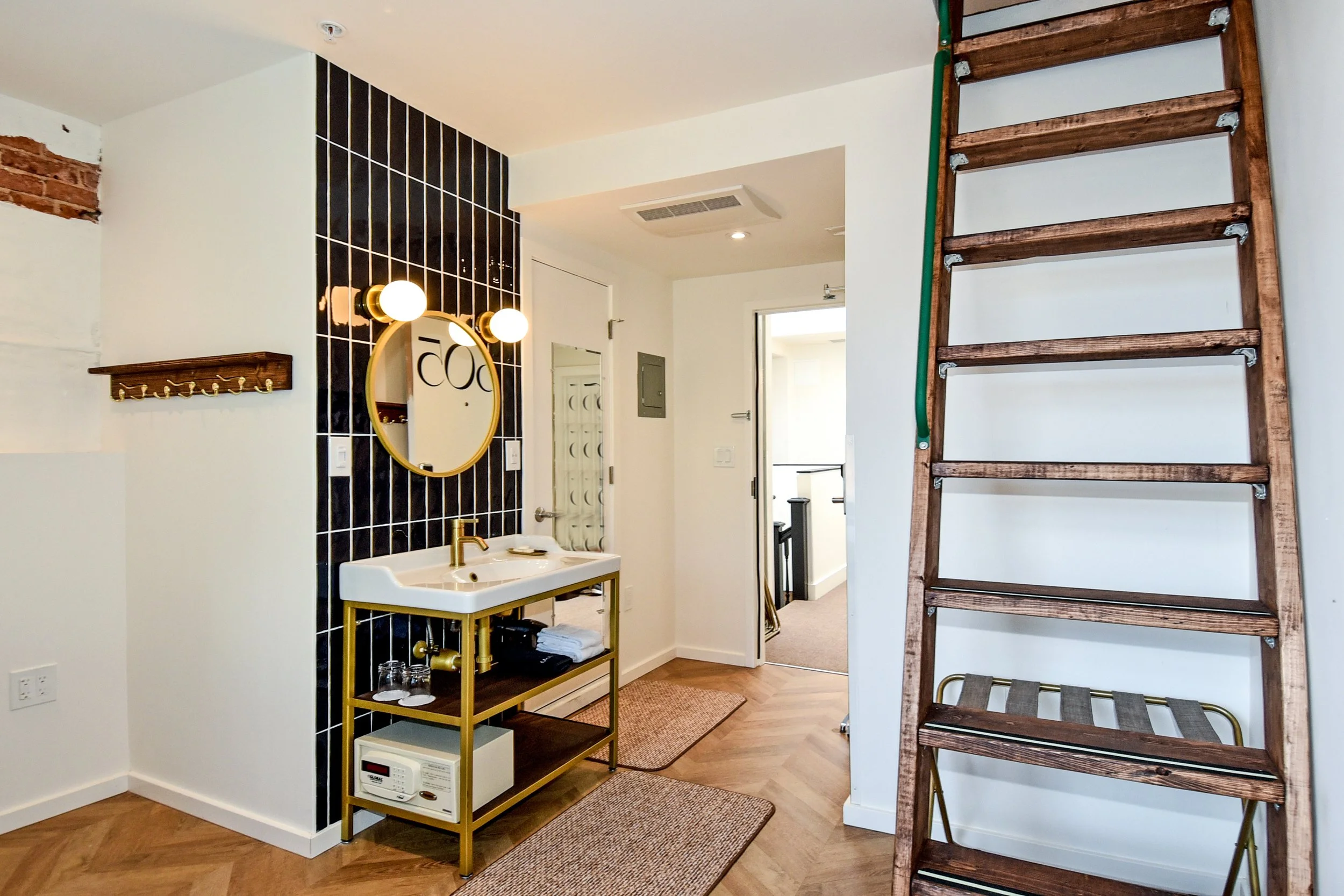 Room 7 pic 5.jpg