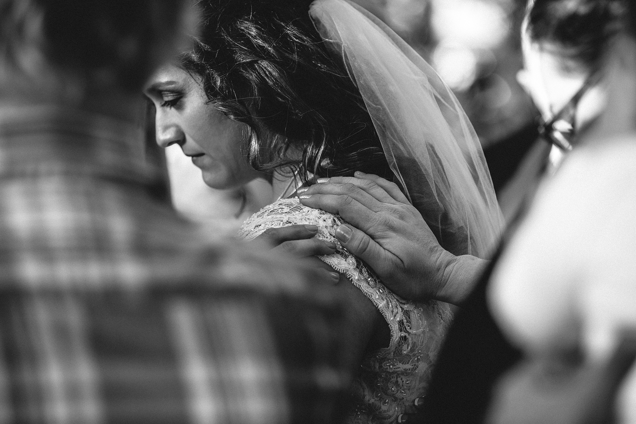 Lubbock Wedding Photography Wedding Photographer Walnut Tree Prayer During Ceremony