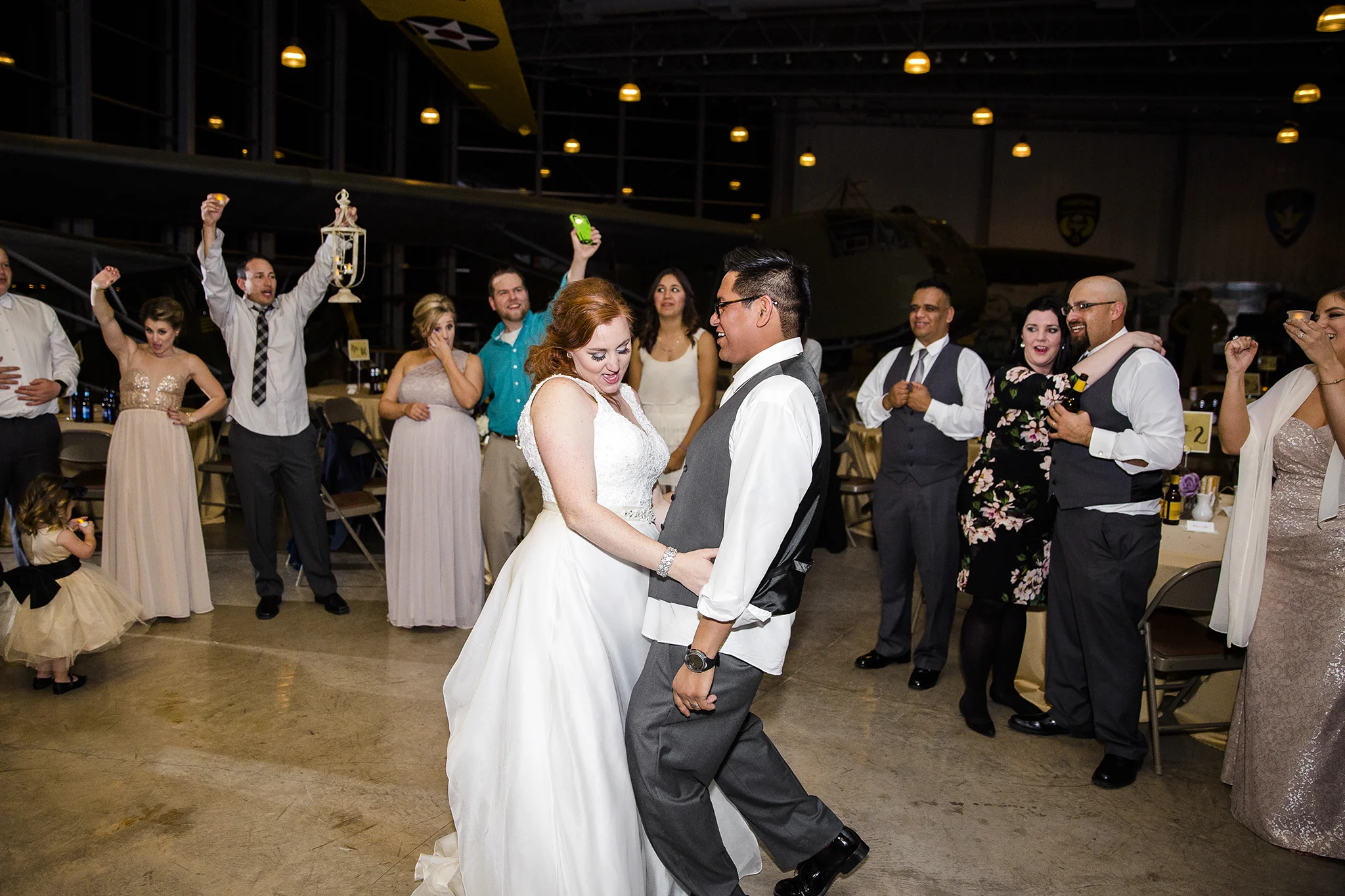 last dance, dance circle, fun wedding reception, dramatic wedding reception