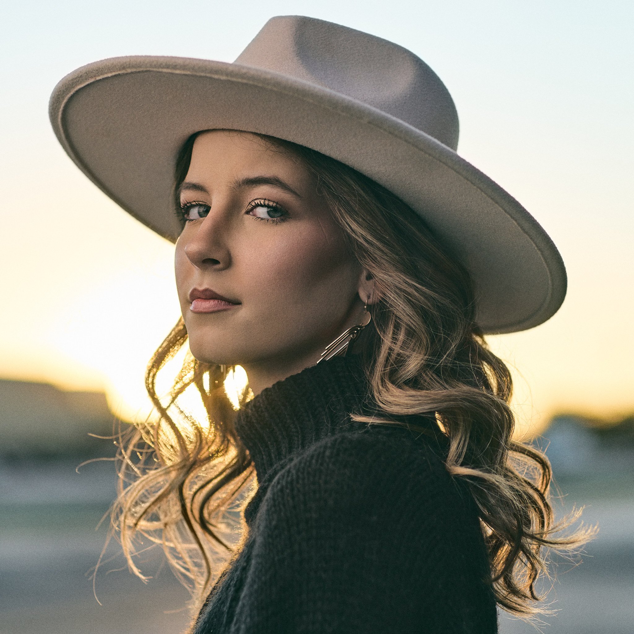 Lubbock Senior with a big hat