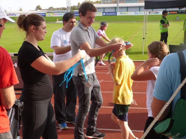   Alistair Brownlee presented the children with a medal at the end of the event.  
