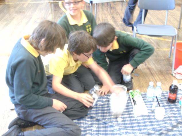  &nbsp;Investigating the effect created when vinegar and bicarbonate of soda are combined. 