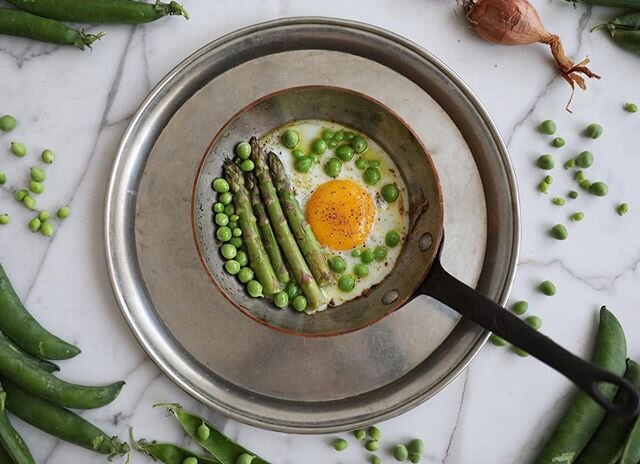 Spring skillet breakfast. Crack an egg in a pan and top with fresh vegetables. Asparagus, sugar snap peas or sliced cherry tomatoes, scallions, shallots, anything. Yolky yolks + fresh, barely cooked spring vegetables is so good 🍳🌱