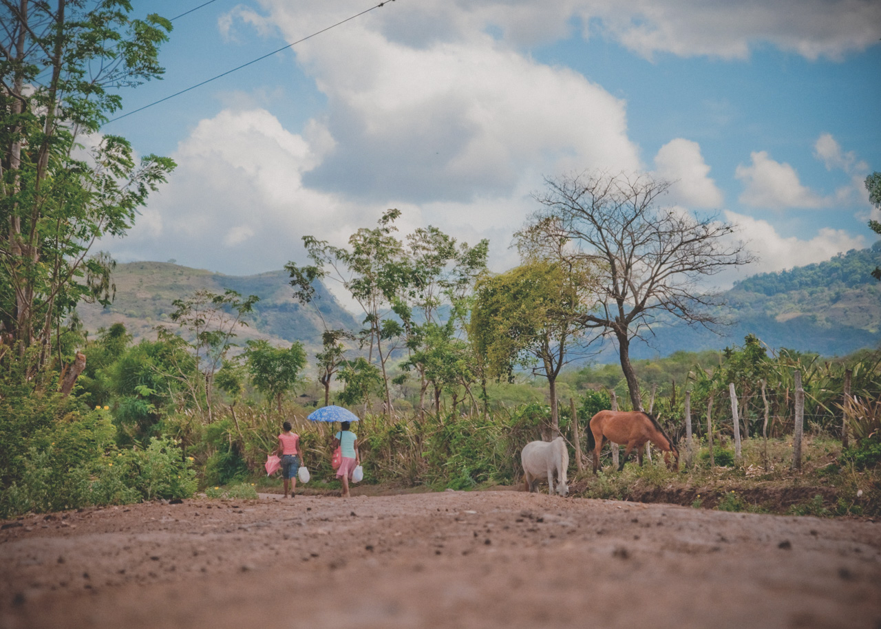 nicaraguans-walk-on-a-dirt-road.jpg