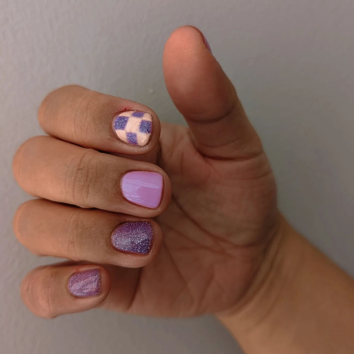 A little glitter never hurt anyone

#retreatyourself #lilacnails #purplenails #gelnails #nailart #manioftheday #nailsofinstagram #instanails #manioftheday #checkerednails