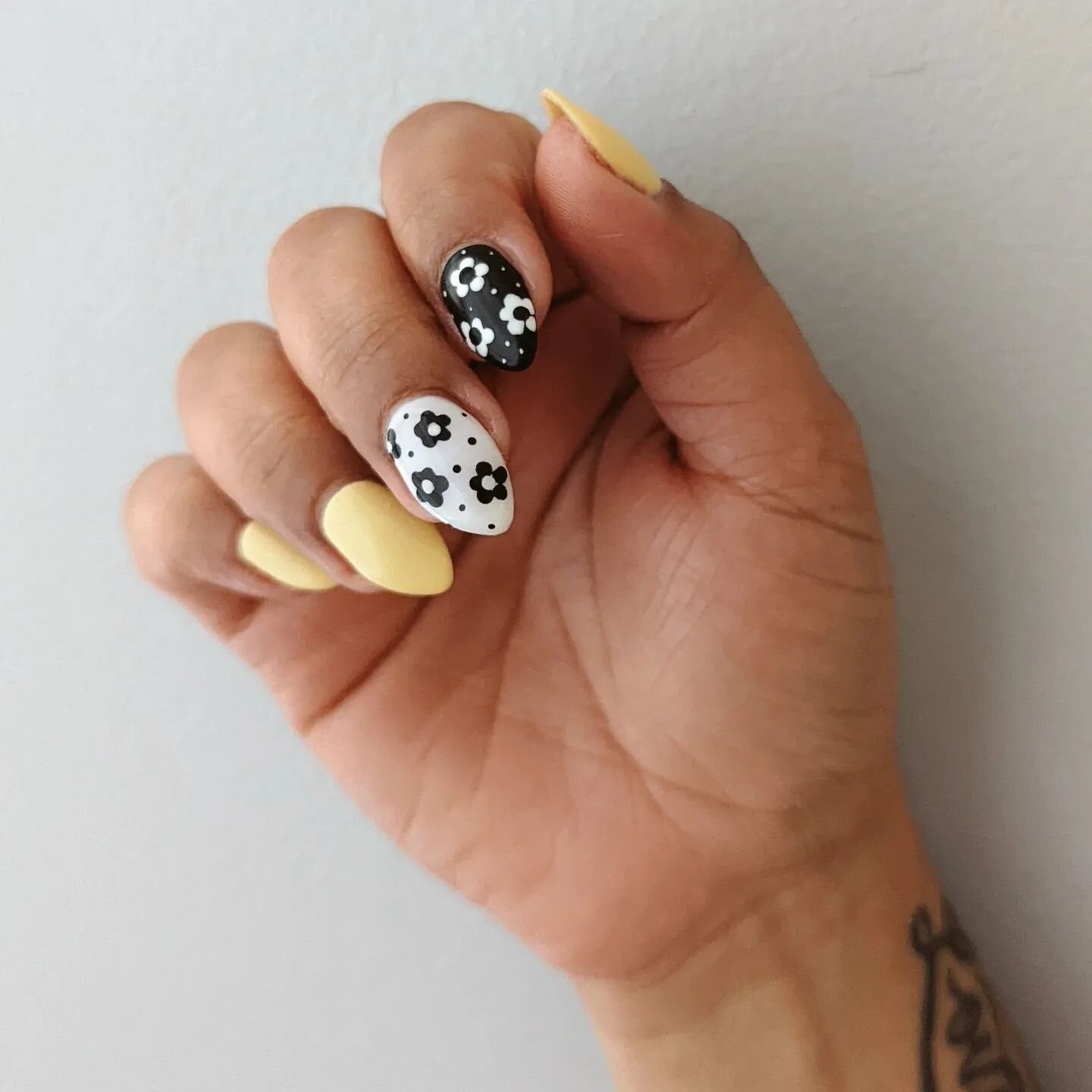 A little groovy flower power, the black and white accents will look good with any colour!

#retreatyourself #manioftheday #naturalnails #torontogelnails #torontonailart #nailitdaily #floralnails #daisynails #yellownails