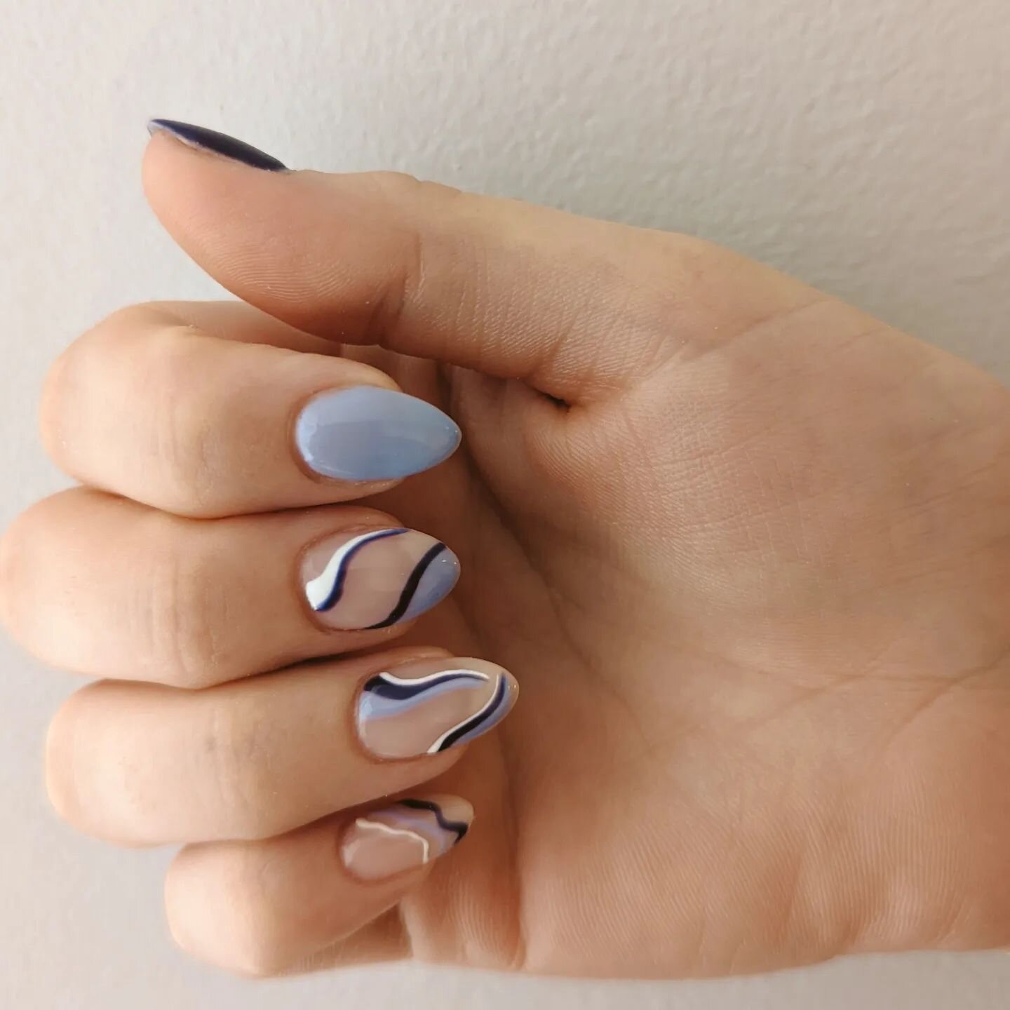 A little smoky blue mix and match.

#retreatyourself #torontogelnails #gelnailart #nailitdaily #naturalnails #manioftheday #nailart #almondnails #torontonailart