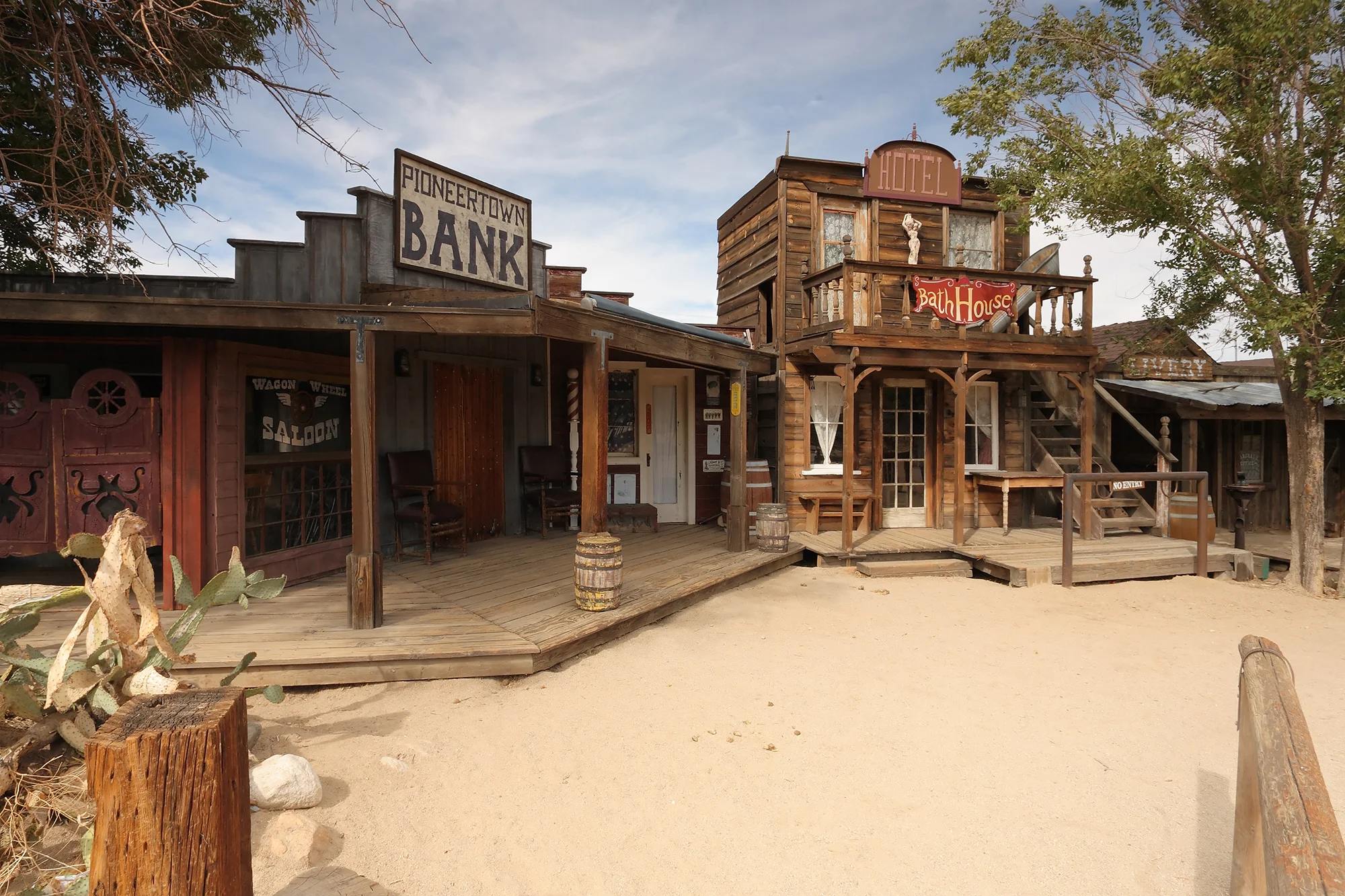 Pioneertown_california_saloon_and_bath_house.jpg