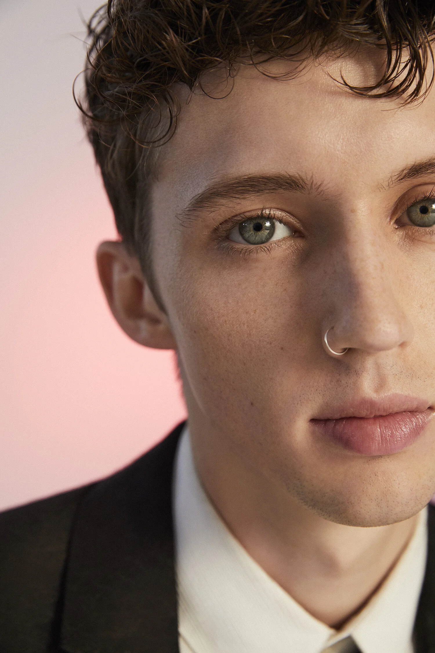 HARPERSBAZAARMAN_TroyeSivan_5.jpg