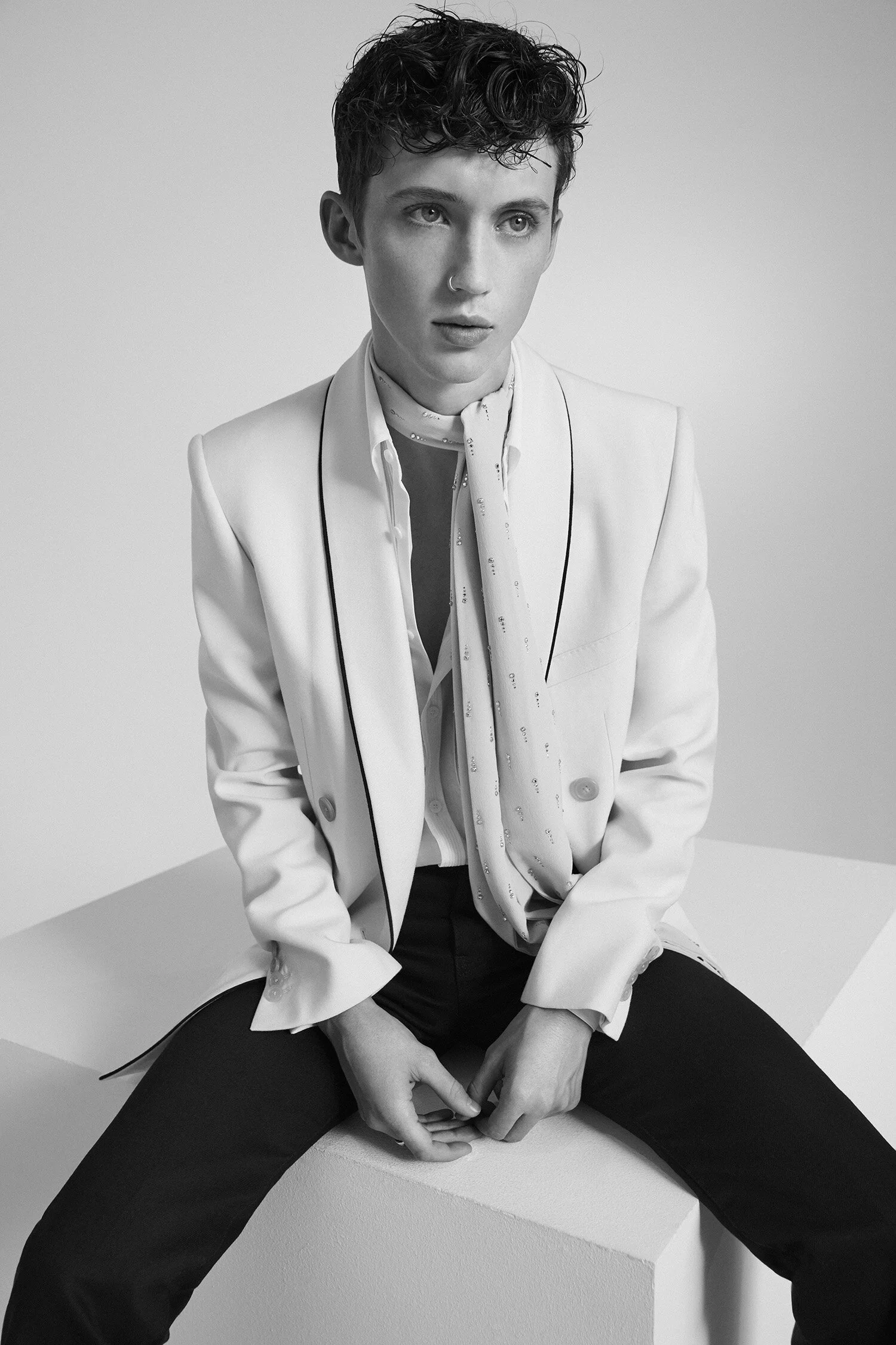 HARPERSBAZAARMAN_TroyeSivan_3.jpg