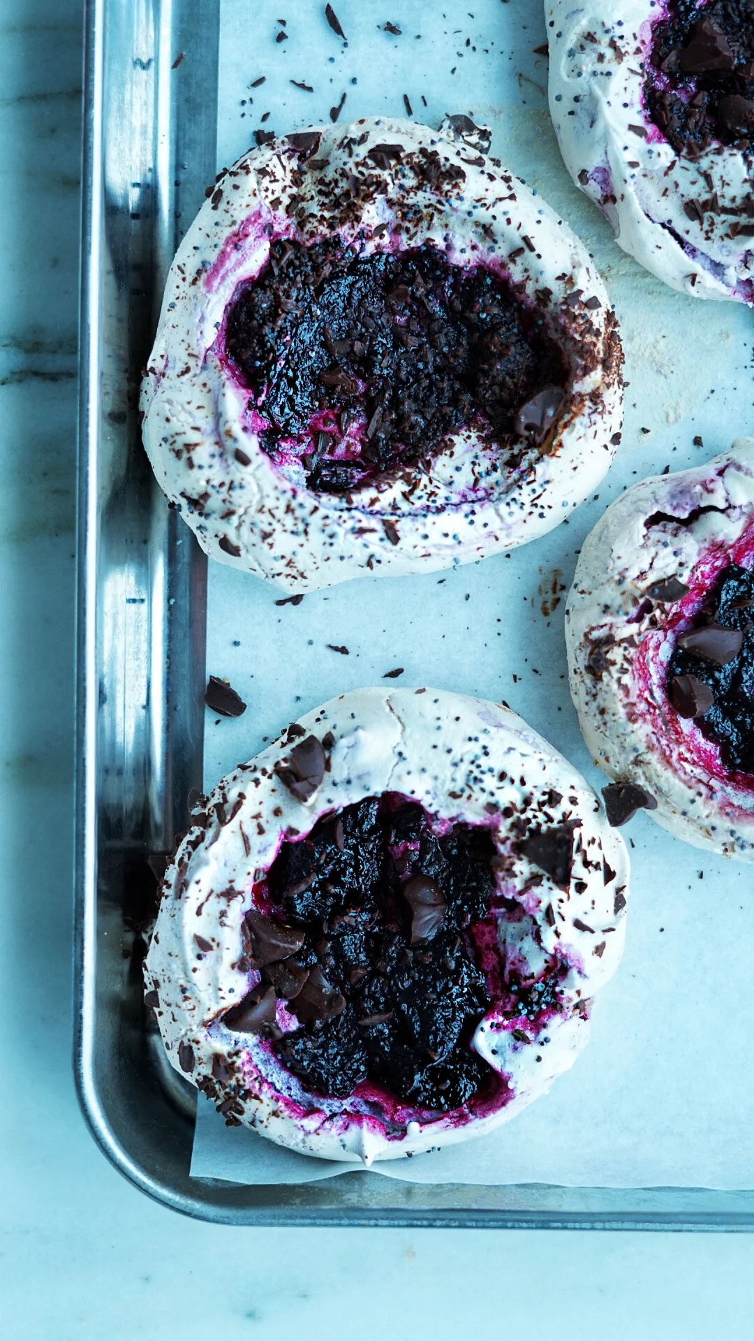 Blueberry Meringues With Poppyseeds and Dark Chocolate 