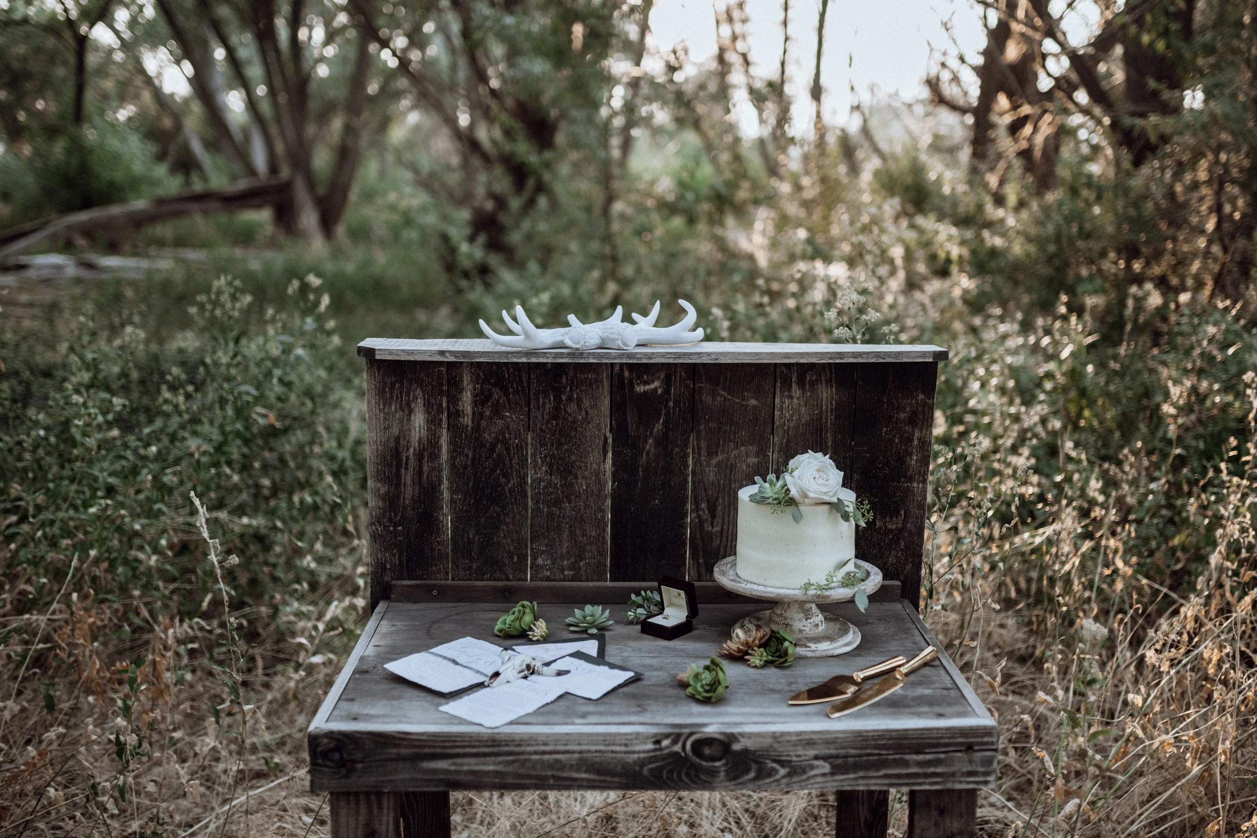 simple wedding decor wooden cake stand