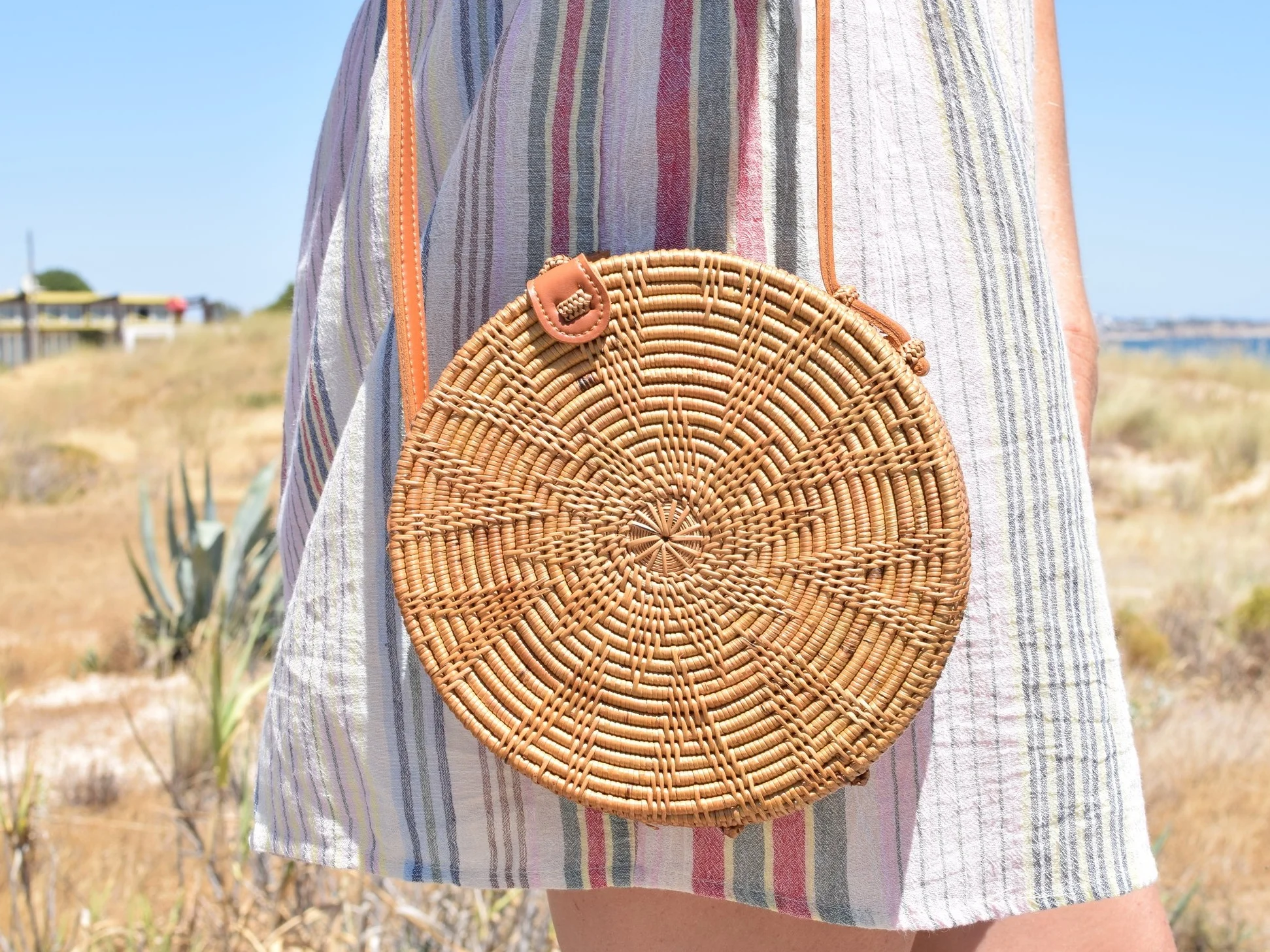 Rattan round basket bag flower pattern